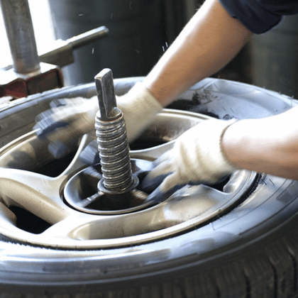 Como quitar la llanta del rin del auto en casa