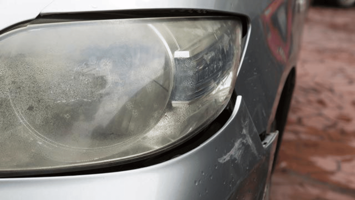 ¿Cómo restaurar el brillo de los faros del auto?