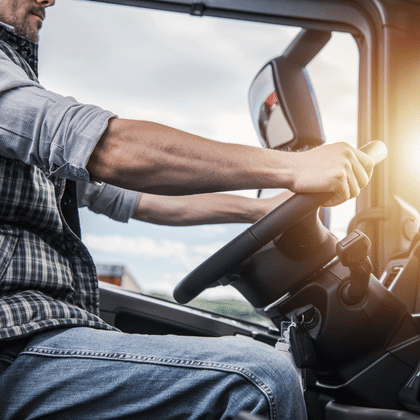 Cual es la forma correcta de agarrar el volante del auto