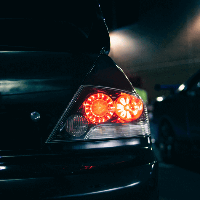 Cual es la funcion de las luces traseras de los autos 675x675