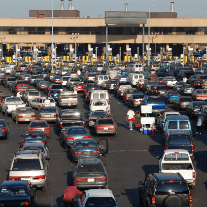 Esperan largas filas de autos por apertura de la frontera
