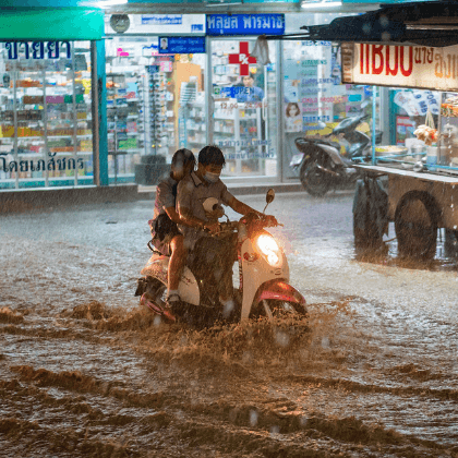Frenar moto bajo la lluvia