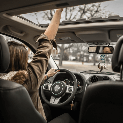 Mujer al volante seguridad constante