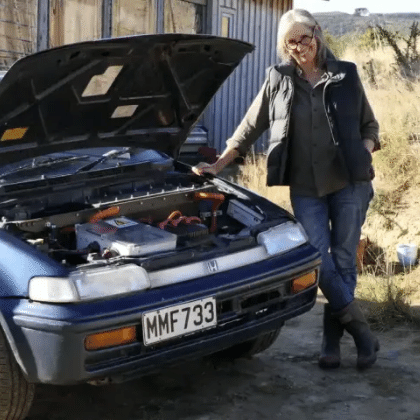 Mujer crea su propio auto electrico por veinticuatro mil dolares