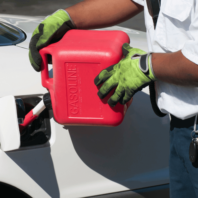Pasar_gasolina_de_un_auto_a_otro 675x675