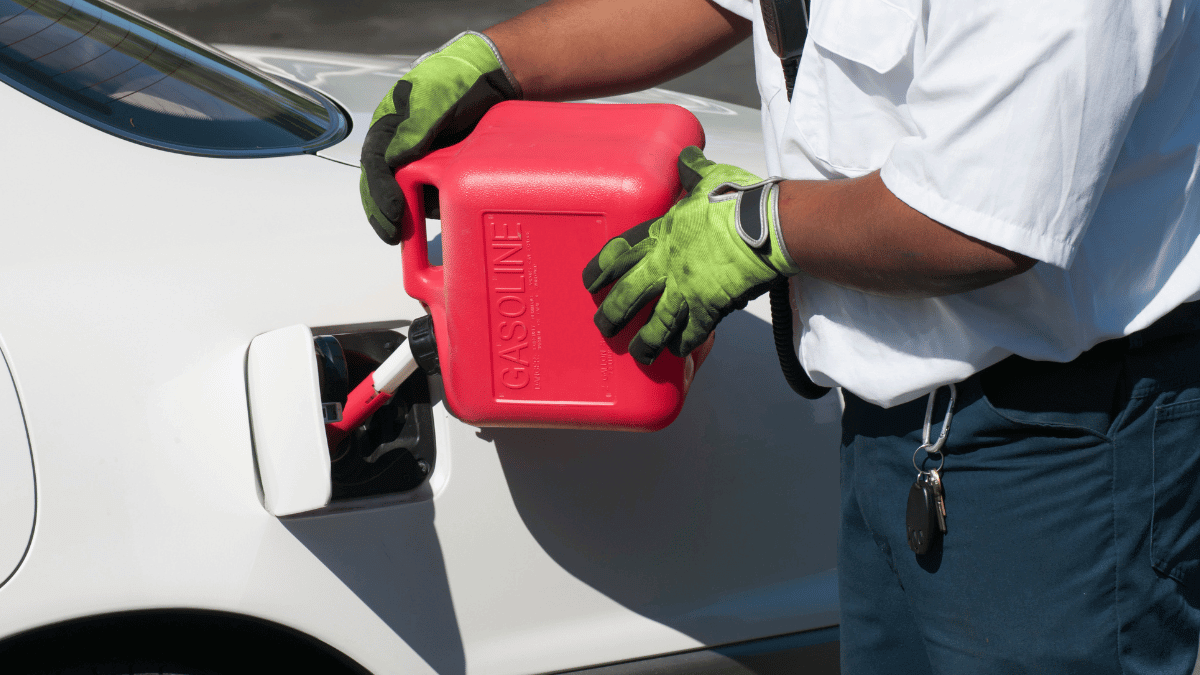 ¿Cómo pasar combustible de un auto a otro?