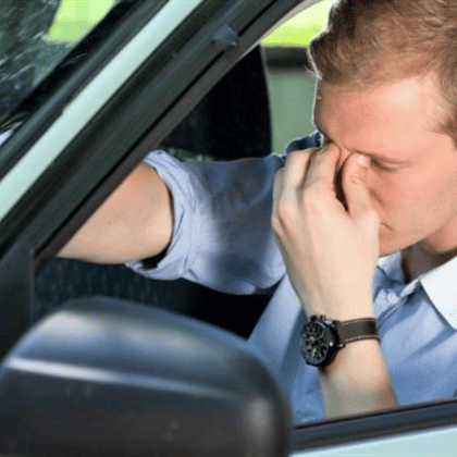 Peligros de conducir con vista cansada