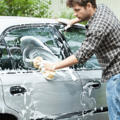 Por que no debes lavar tu auto bajo el sol