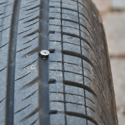Que hacer si la llanta del auto tiene un clavo Que hacer si la llanta del auto tiene un clavo