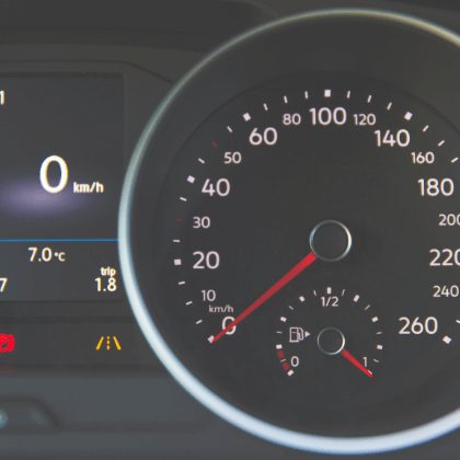 Razones auto gasta gasolina