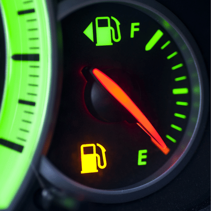 Riesgos de manejar con poca gasolina