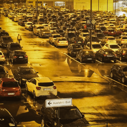 Robo auto en estacionamiento