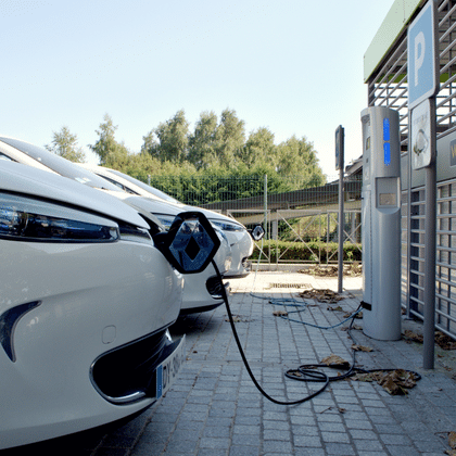 Tesla ford gm elevan precio de autos electricos