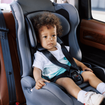 Viajar seguro con ninos en el auto 